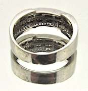 MEN'S 18KT WHITE GOLD BAND WITH DIAMONDS.