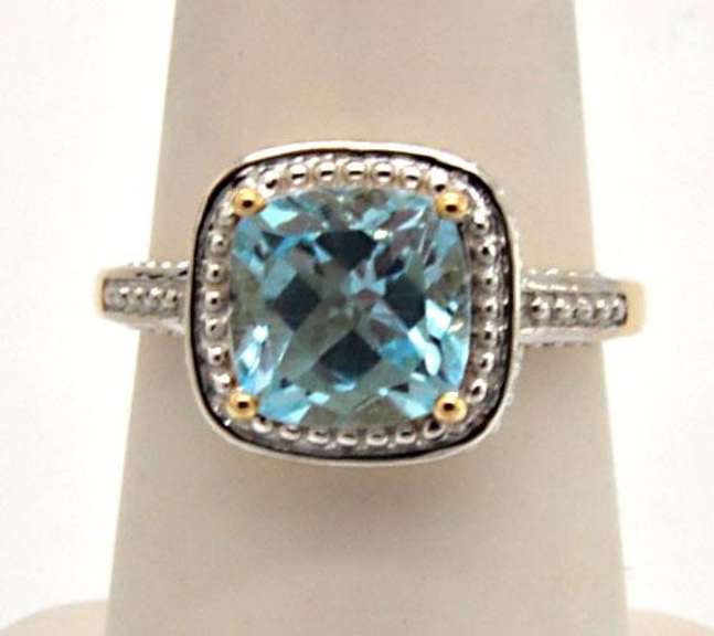LADIES 10KT YELLOW GOLD BLUE TOPZ RING.