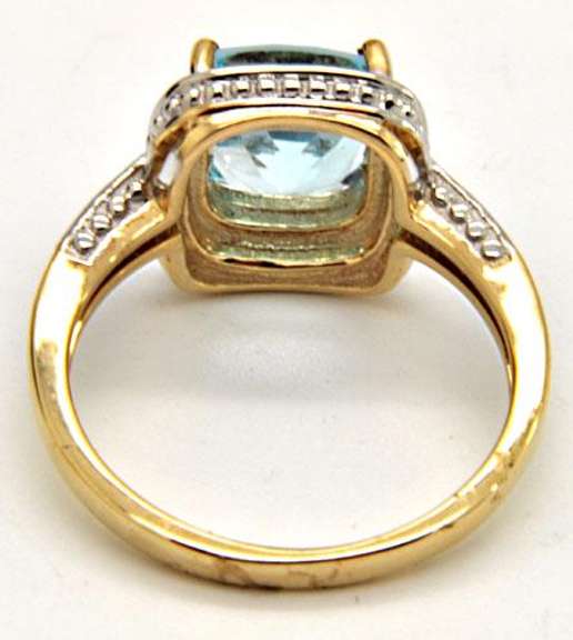 LADIES 10KT YELLOW GOLD BLUE TOPZ RING.