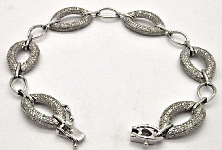 LADIES 14KT WHITE GOLD DIAMOND LINK BRACELET.