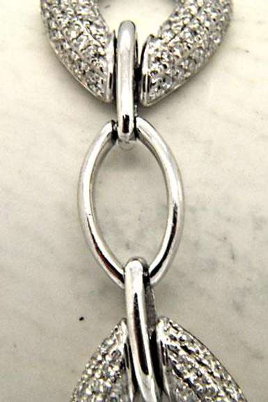 LADIES 14KT WHITE GOLD DIAMOND LINK BRACELET.