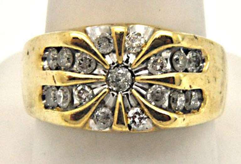 MEN'S GOLD AND DIAMOND STAR BURST RING.