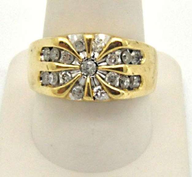MEN'S GOLD AND DIAMOND STAR BURST RING.