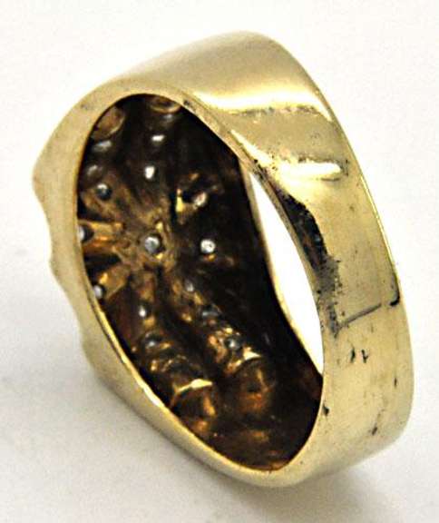 MEN'S GOLD AND DIAMOND STAR BURST RING.