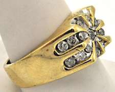 MEN'S GOLD AND DIAMOND STAR BURST RING.