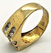 MEN'S GOLD AND DIAMOND STAR BURST RING.