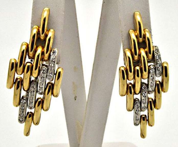 18KT YELLOW AND WHITE GOLD DIAMOND LINKS EARRING.