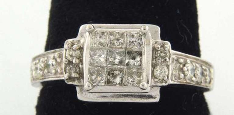 Dazzling 0.5CTW Diamond Cluster Ring in White Gold