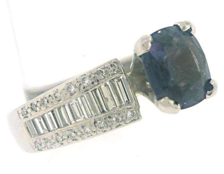 Attractive Platinum Ring w Tanzanite & Diamonds