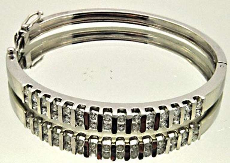 18KT WHITE GOLD DIAMOND BANGLE BRACELET. 2.50 carat