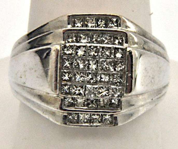 MEN'S 14KT WHITE GOLD DIAMOND RING.