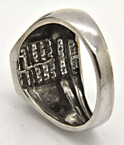 MEN'S 14KT WHITE GOLD DIAMOND RING.