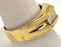 MEN'S 14KT YELLOW GOLD AND DIAMOND RING.