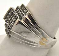 MEN'S 14KT WHITE GOLD DIAMOND RING.