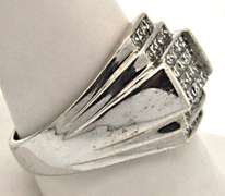 MEN'S 14KT WHITE GOLD DIAMOND RING.