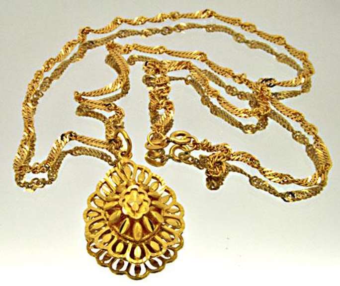 21KT SOLID GOLD SINGAPORE CHAIN WITH 21KT PENDANT.
