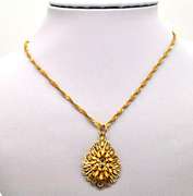 21KT SOLID GOLD SINGAPORE CHAIN WITH 21KT PENDANT.