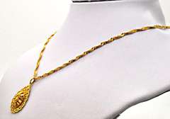 21KT SOLID GOLD SINGAPORE CHAIN WITH 21KT PENDANT.