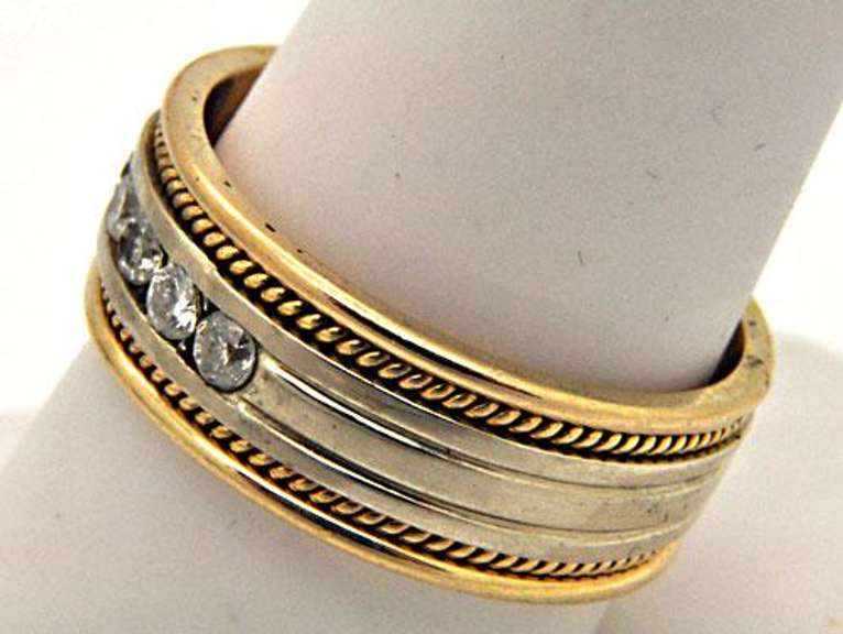 14K WHITE AND YELLOW GOLD DIAMOND RING.