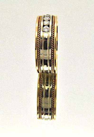 14K WHITE AND YELLOW GOLD DIAMOND RING.