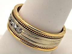 14K WHITE AND YELLOW GOLD DIAMOND RING.