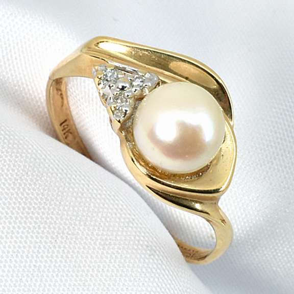 Feminine Pearl & Diamond Ring