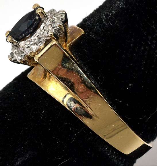 Vintage Blue Sapphire Ring with Diamond Accents in Gold