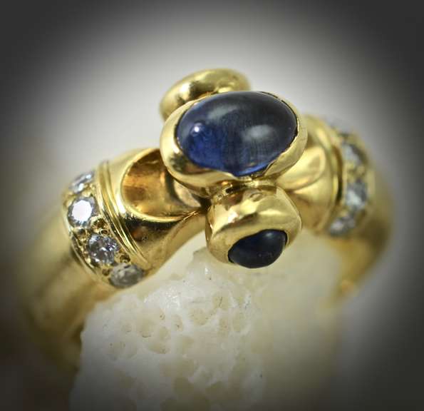 Modern and Appealing Cabachon Sapphire 18K Ring