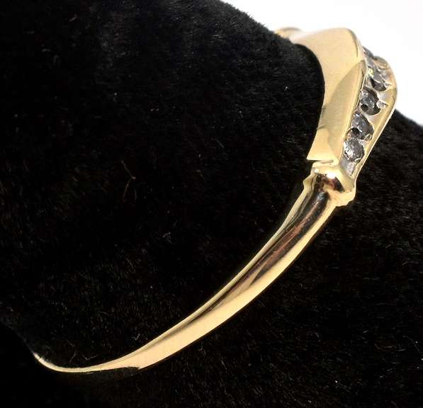 Sweet Vintage Diamond Band in 14KT Yellow Gold