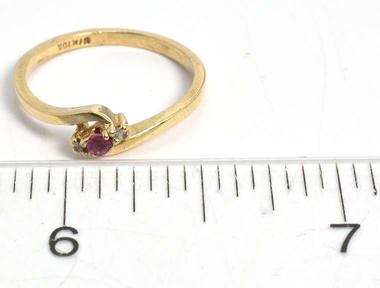 Sweet Vintage Ruby Ring in Gold