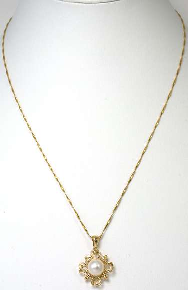 Pearl Pendant and Chain in 14KT Yellow Gold