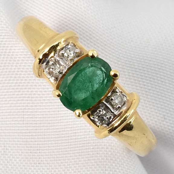 Traditional Oval Emerald Ring