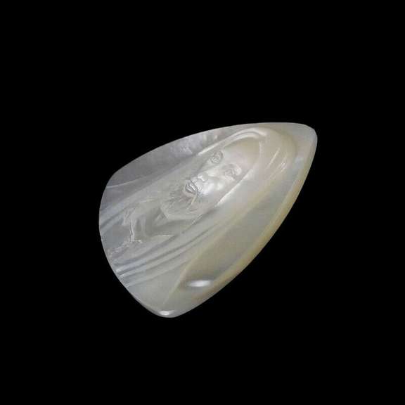 Shimmering 25mm Jesus carving in Mother of Pearl