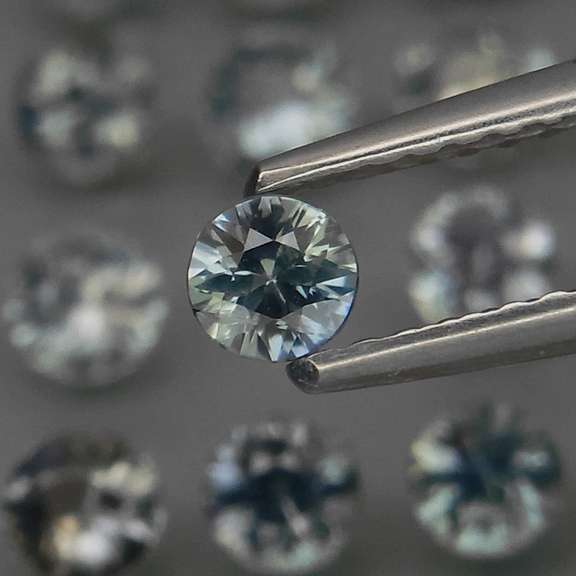 Multi-hue 3.97ct natural silver-blue Sapphire set