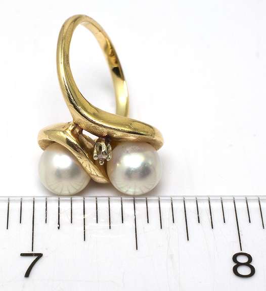 Unique 14KT Pearl Ring with Diamond Accents