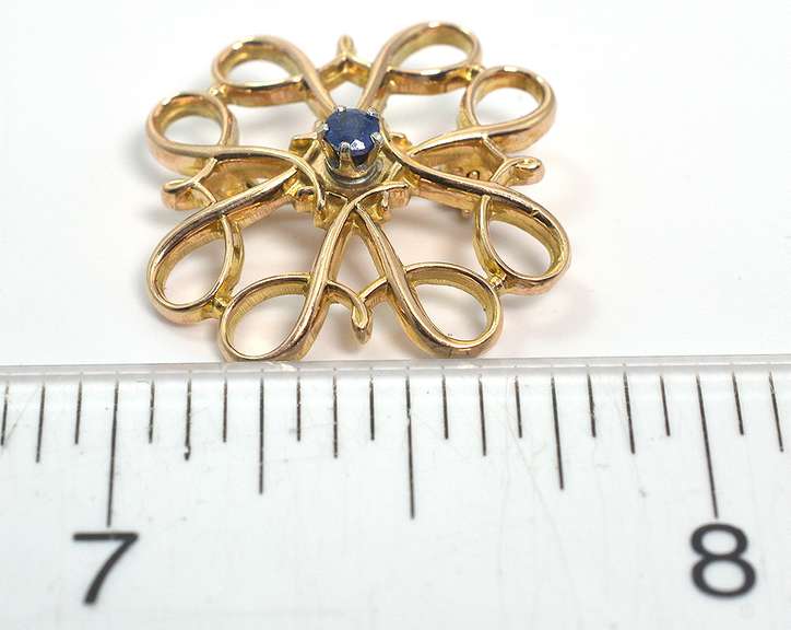Vintage Yellow Gold Pin with Sapphire