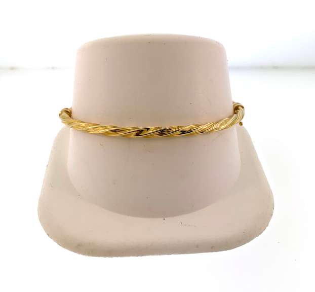 Pretty 18kt yellow gold twisted bangle bracelet