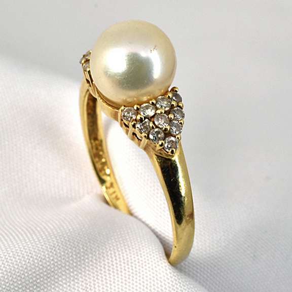 Elegant Pearl and Diamond Ring