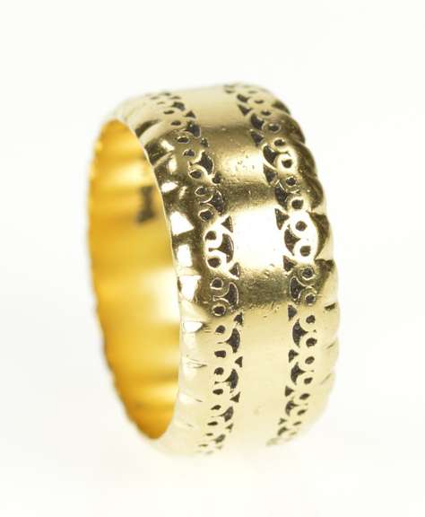 14K Yellow Gold 8.3mm Ornate Scalloped Pattern Wedding Band Ring