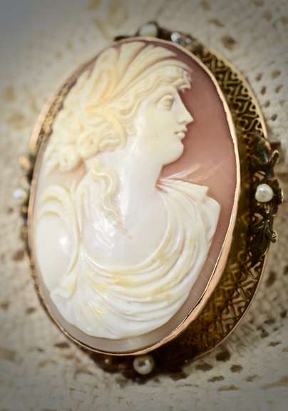 Beautifully Carved 10K Vintage Cameo