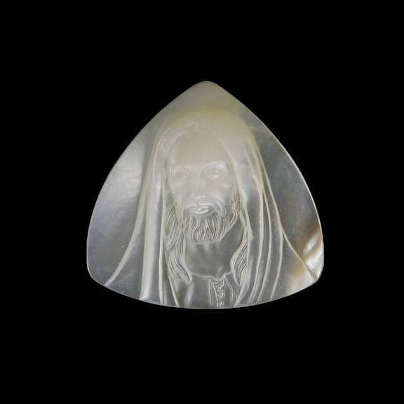 Shimmering 25mm Jesus carving in Mother of Pearl