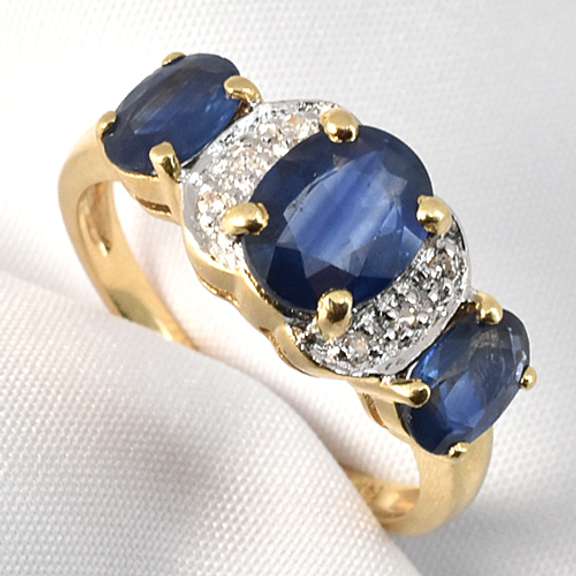 Attractive 3 Sapphire Ring