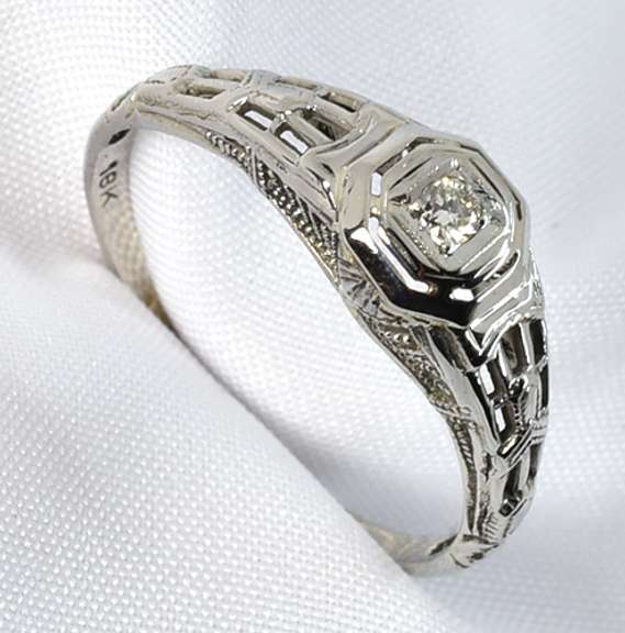Vintage 18k WG Filigree Ring