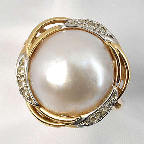 Lustrous Mobe Pearl Ring