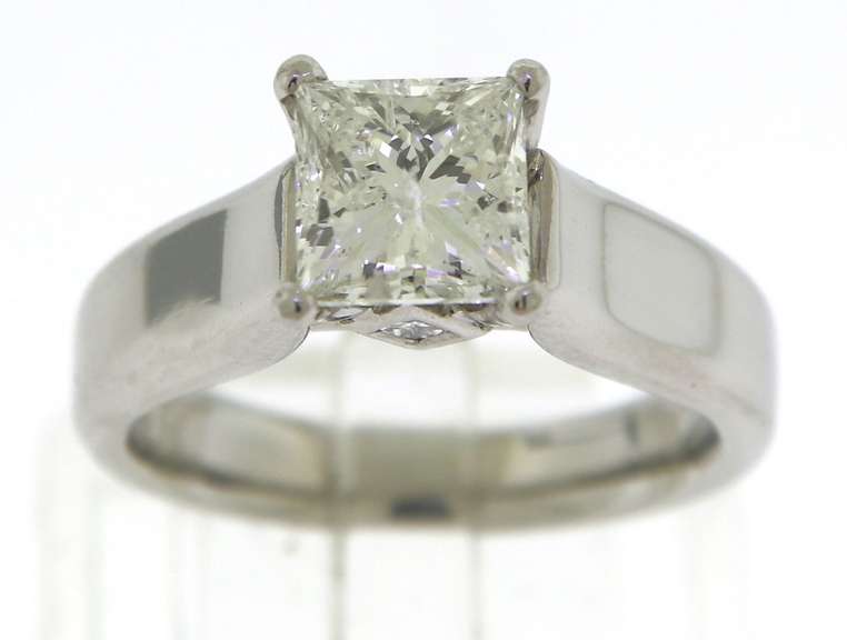 Remarkable Platinum 1.56cts Engagement Ring