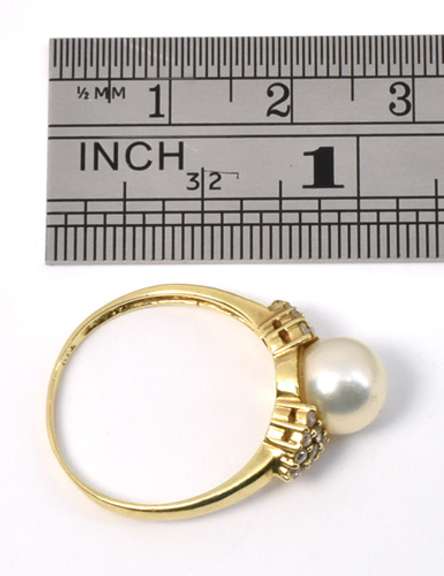 Elegant Pearl and Diamond Ring