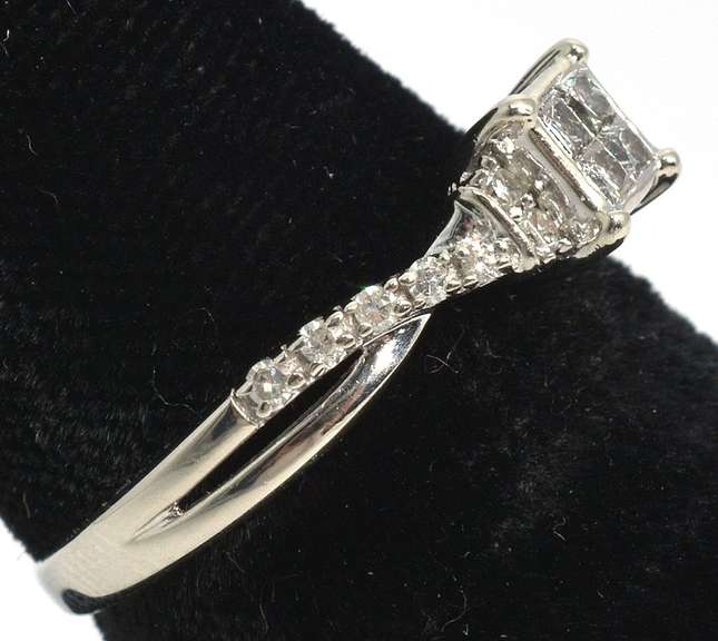 Very Elegant Diamond Ring in White GOld