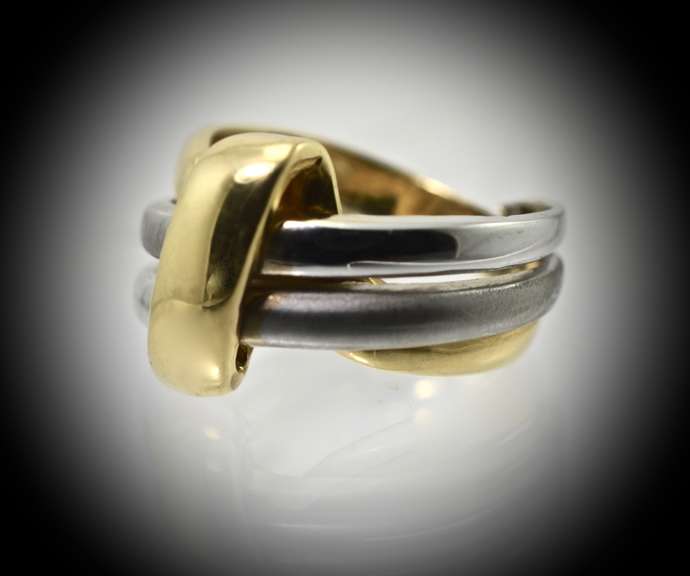 Beautifully Designed 18K Two-Tone Gold Ring