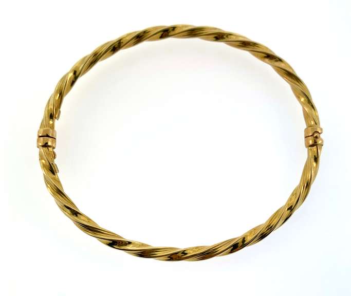 Pretty 18kt yellow gold twisted bangle bracelet