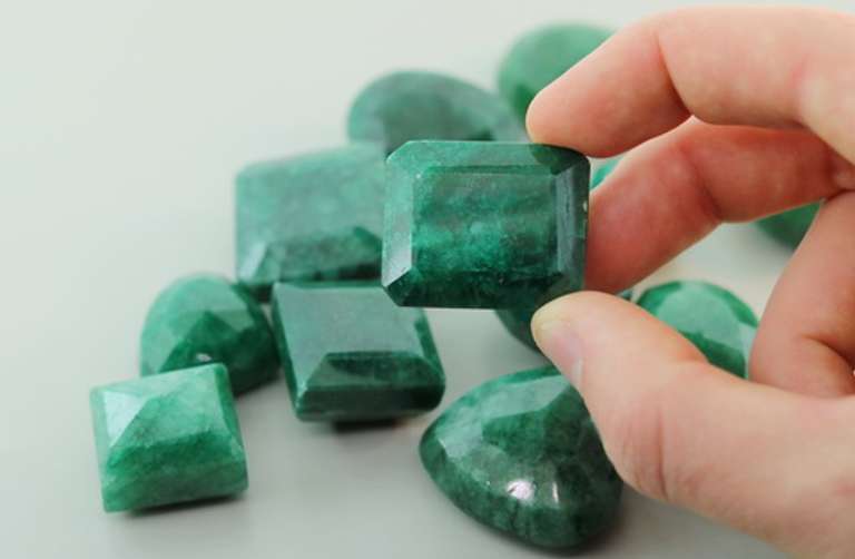 Huge 1,055ct 12 piece Emerald parcel